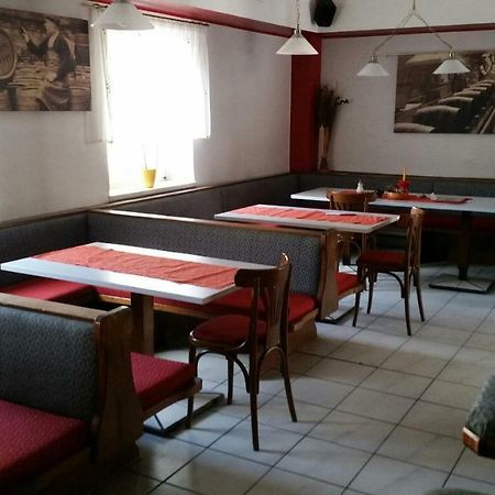 Makss Hotel Велс Екстериор снимка