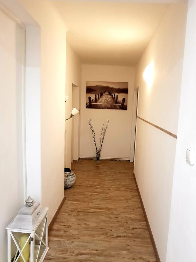 Makss Hotel Велс Екстериор снимка