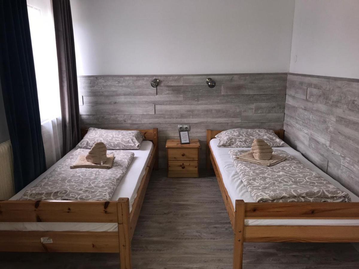 Makss Hotel Велс Екстериор снимка