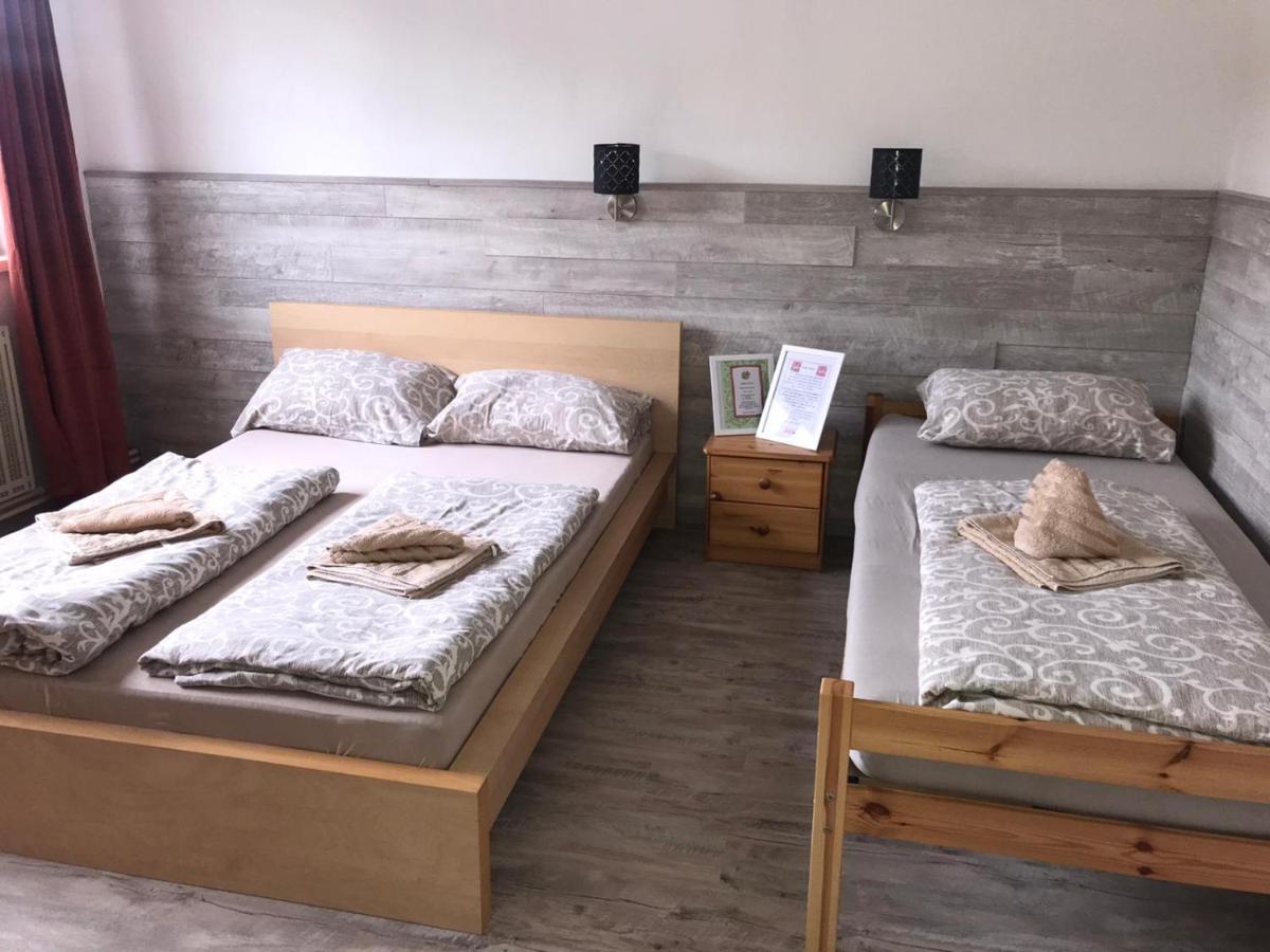 Makss Hotel Велс Екстериор снимка