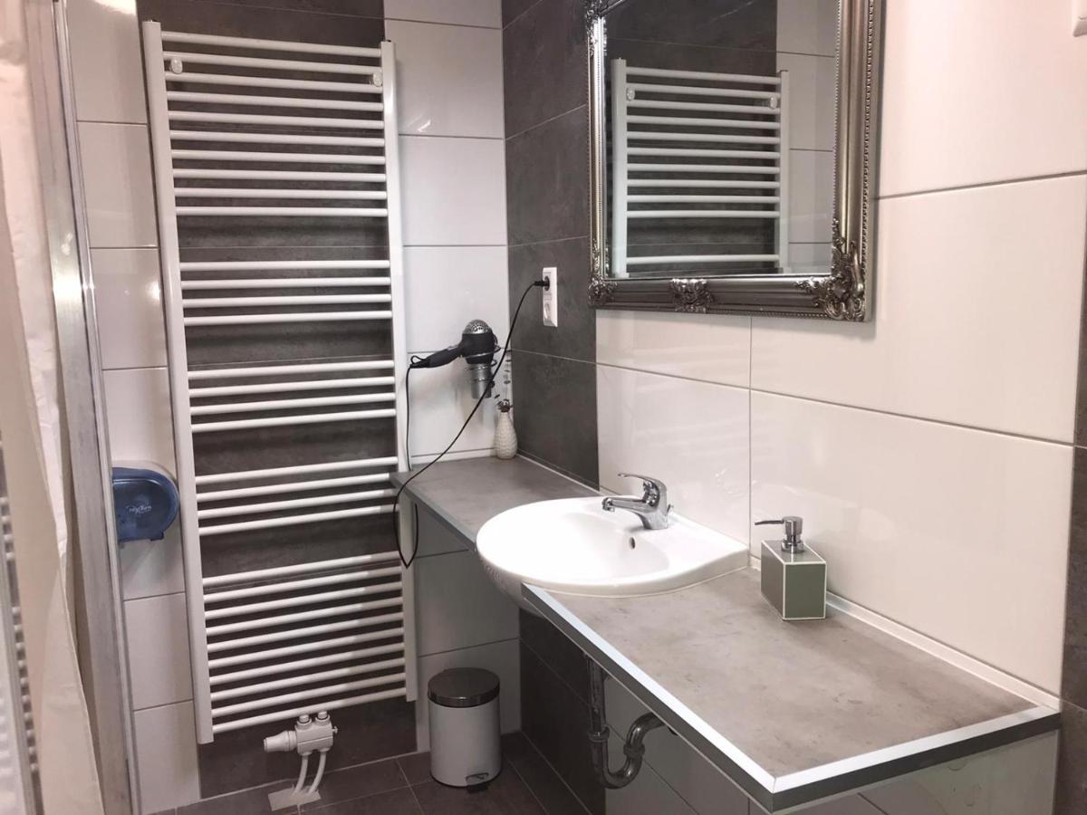 Makss Hotel Велс Екстериор снимка