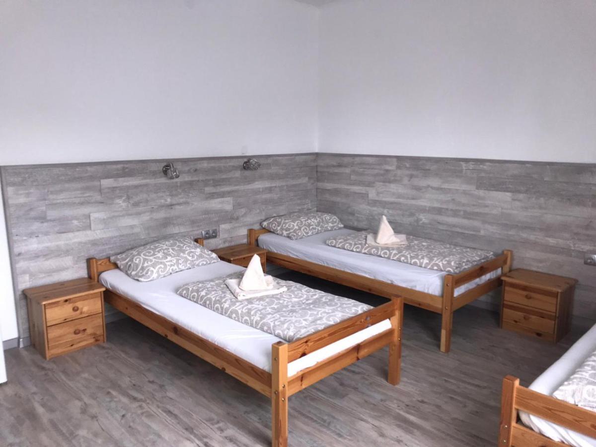 Makss Hotel Велс Екстериор снимка