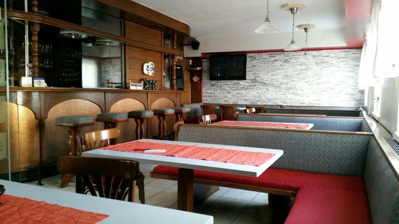 Makss Hotel Велс Екстериор снимка