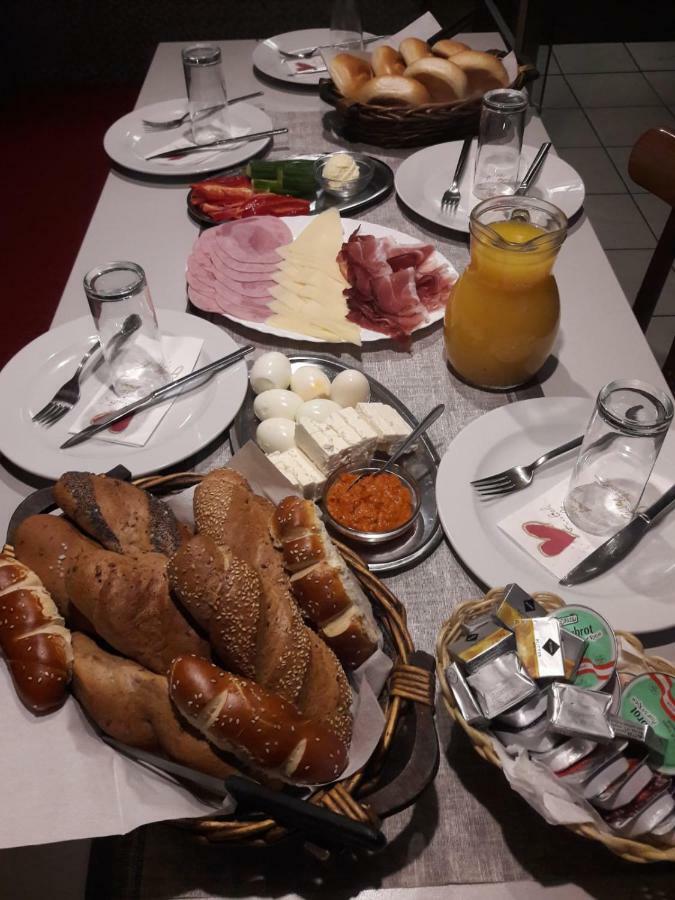 Makss Hotel Велс Екстериор снимка